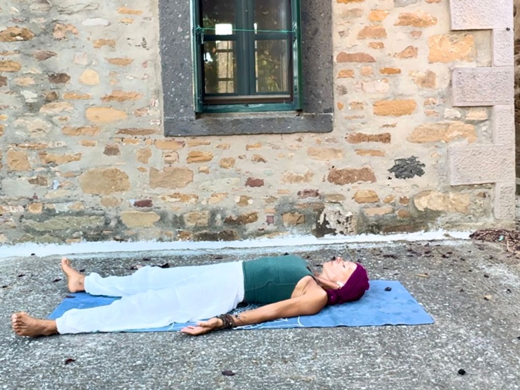 savasana-posizione-del-cadavere-autostima-donne