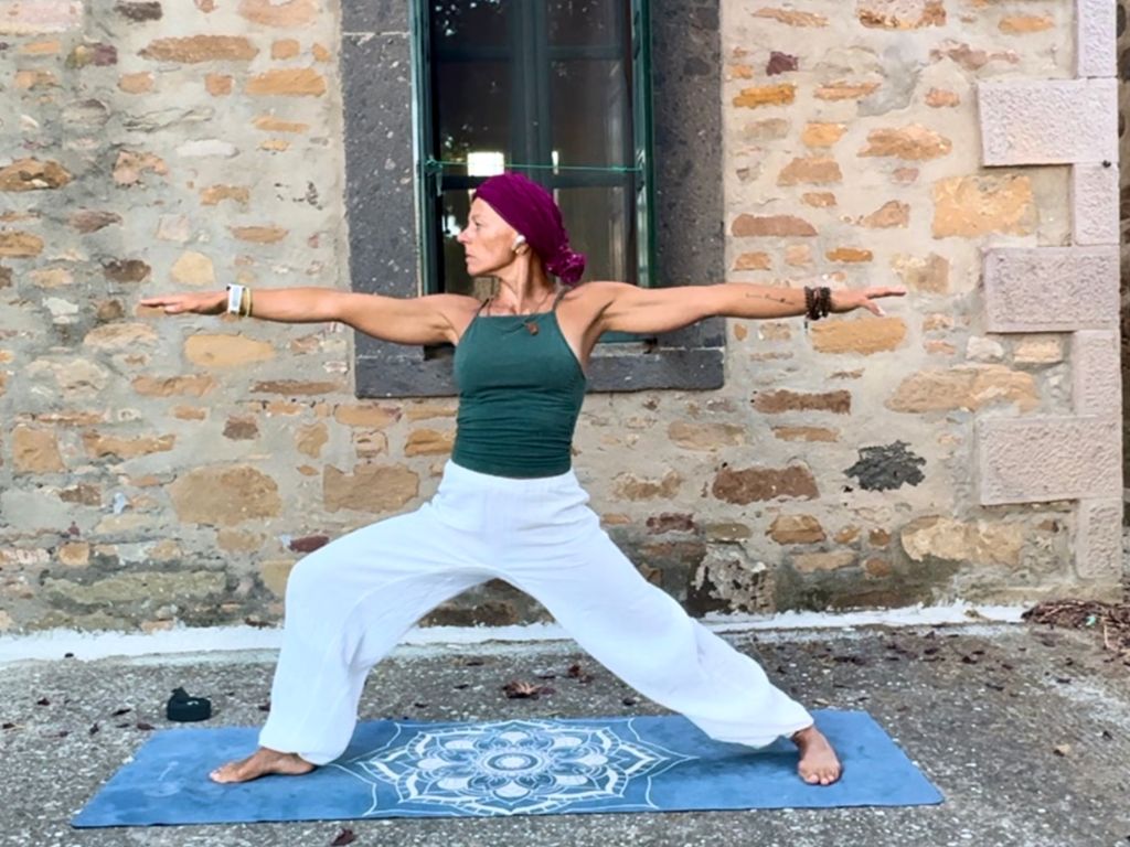 virabhadrasana-2-posizione-del-guerriero-2-autostima-donne