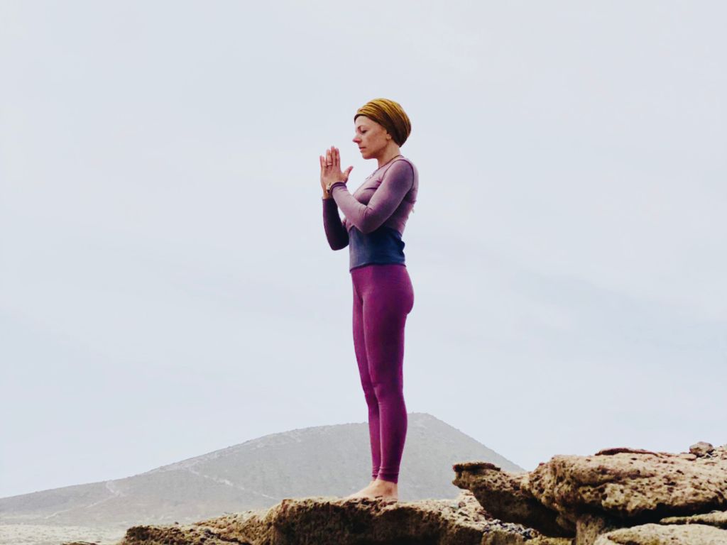 posizione yoga della montagna per superare l'insicurezza