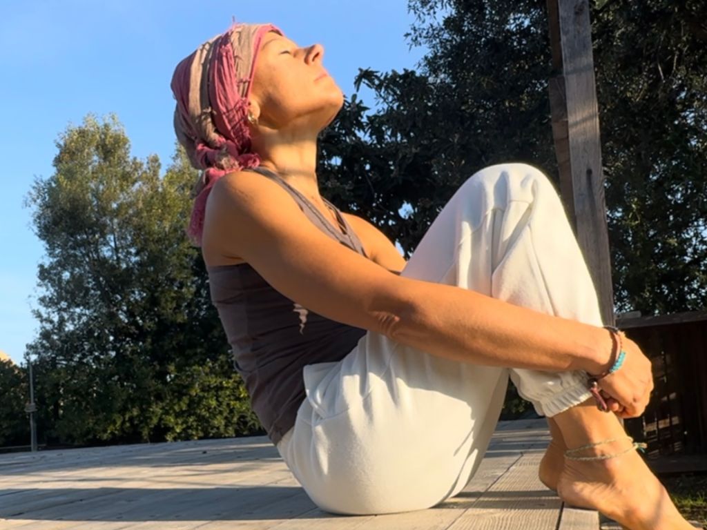 una donna in un momento di pausa e amore per se stessa