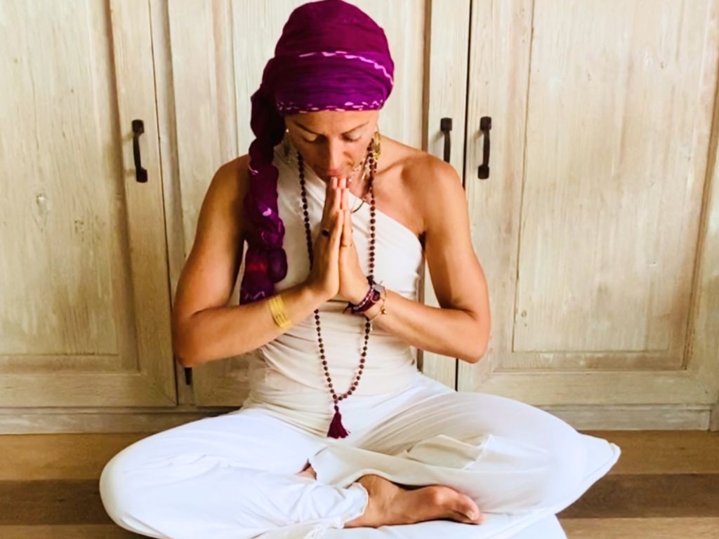 una donna pratica la meditazione