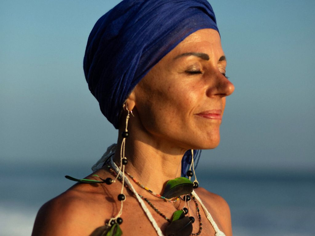 una donna pratica la respirazione