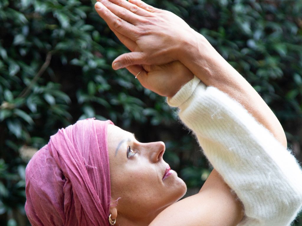 una donna pratica yoga per migliorare autostima