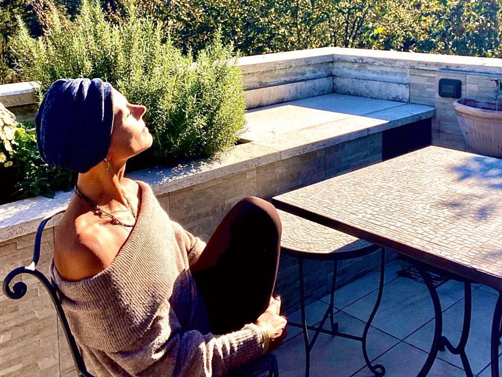 una donna sicura di se stessa si rilassa